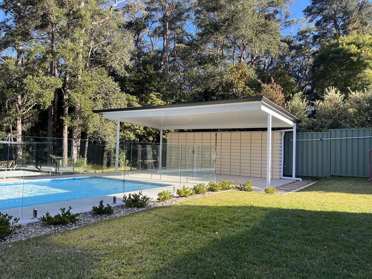 Flat Insulated Roof with ColorbondMonument Gutters andThredbo White Roof